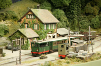 feuriger Elias 1006.600.11; Lok 101 mit Zweiwagenzug im Bahnhof